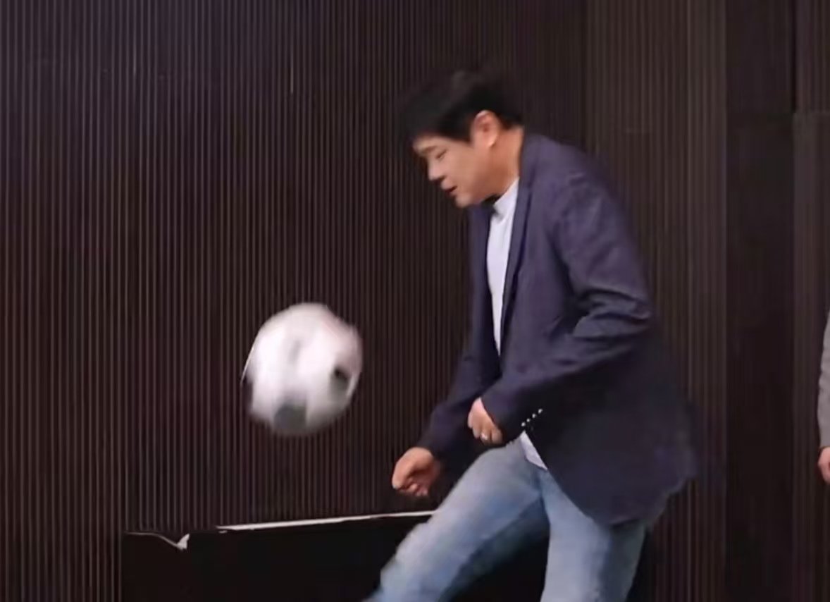 范志毅30次颠球展现足球热爱