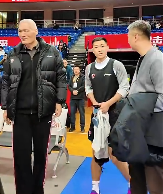 关注度拉满！郭士强现身CBA齐鲁德比 赛前与高诗岩热聊引关注