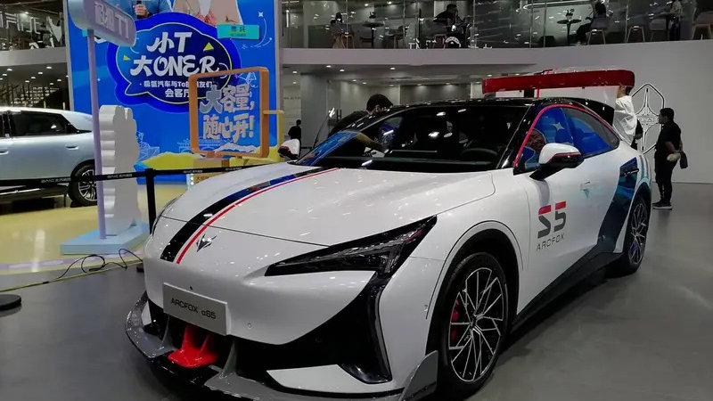 极狐新阿尔法S5亮相成都车展，纯电B级轿车如何实现向上兼容？