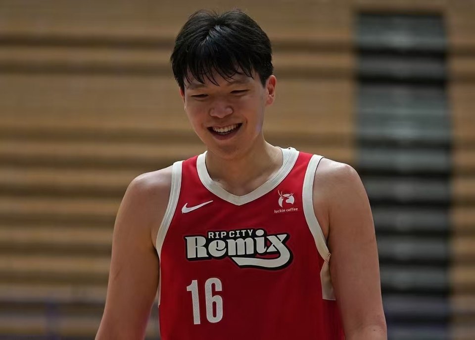 杨瀚森砍18+7+4！关键攻防复仇马刺，队记为他鸣不平：在篮网能成核心