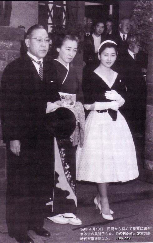 年轻时的日本上皇后美智子与她的父母正田英三郎和正田富美子