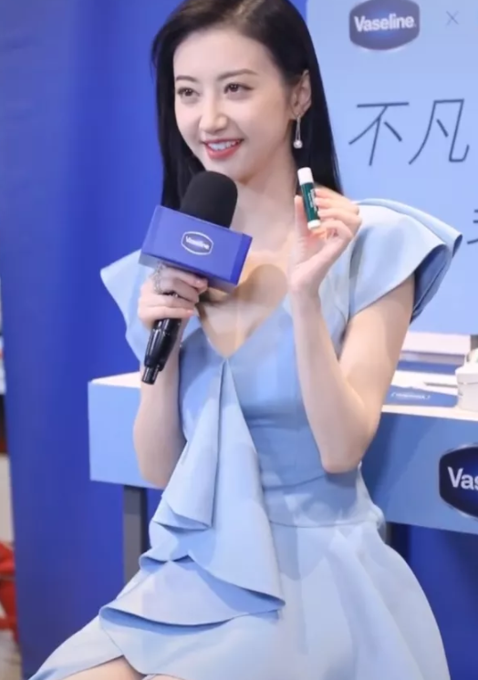 景甜近照低领连衣裙秀出好身材网友张继科啥眼光