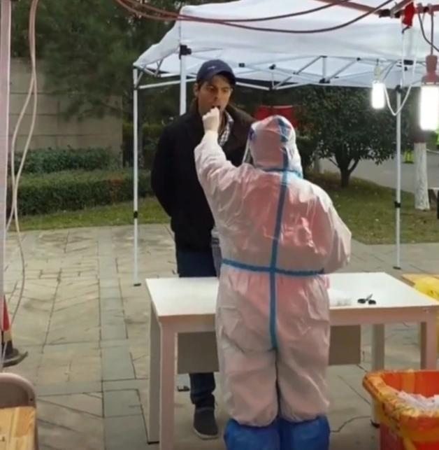 西安一外籍男子当众辱骂防疫人员神经病?家属致歉:表达能力有限,用错词休闲区蓝鸢梦想 - Www.slyday.coM 西安一外籍男子当众辱骂防疫人员神经病?家属致歉:表达能力有限,用错词休闲区蓝鸢梦想 - Www.slyday.coM