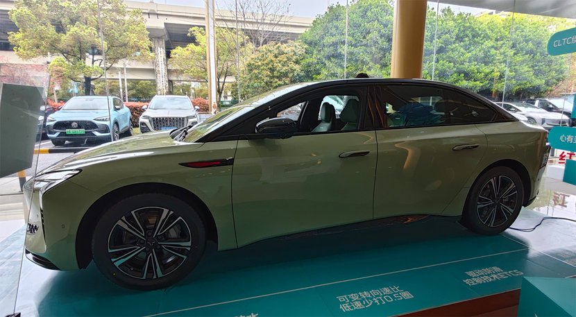 续航破800km,零百3s级,TA和小米SU7怎么选?红旗EH7到店实拍