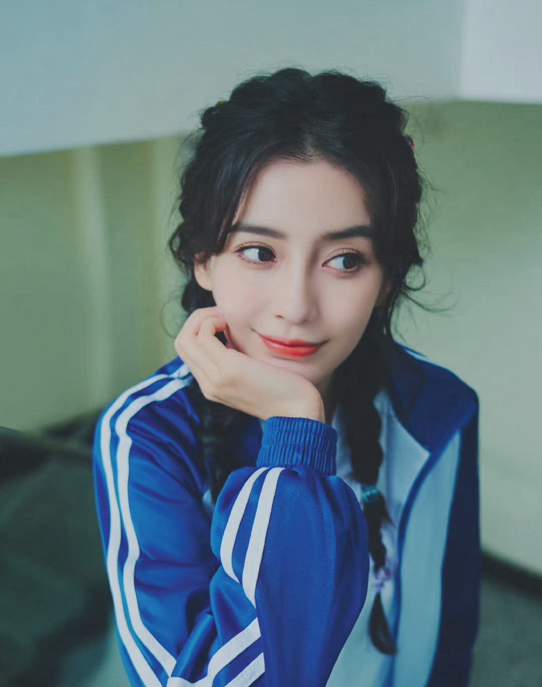 angelababy蓝色头发,angelababy挑染发色 angelababy最新写真,身穿蓝白校服搭配麻花辫发型