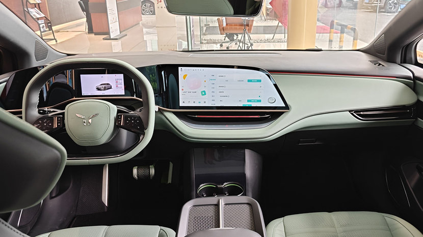 续航破800km,零百3s级,TA和小米SU7怎么选?红旗EH7到店实拍