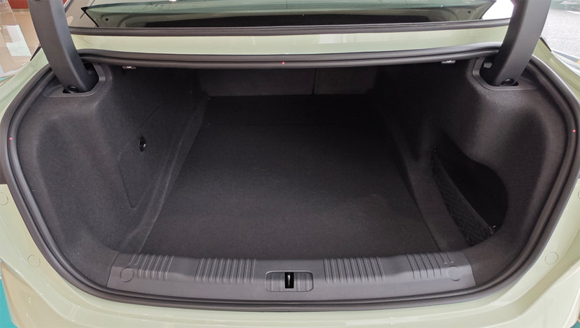 续航破800km,零百3s级,TA和小米SU7怎么选?红旗EH7到店实拍