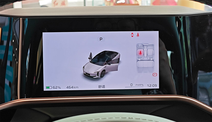 续航破800km,零百3s级,TA和小米SU7怎么选?红旗EH7到店实拍