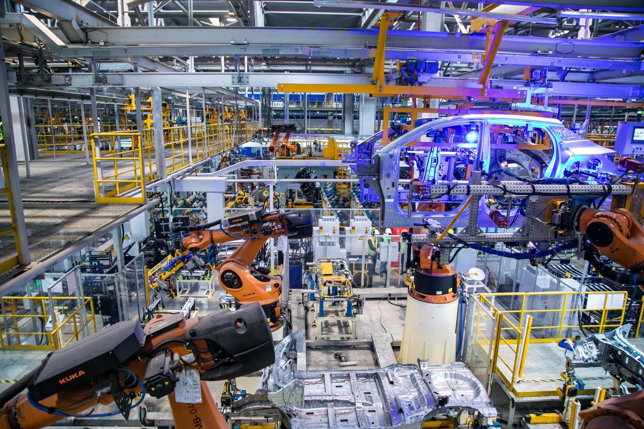 探访长安uni-t智能工厂,工厂机器人24小时不休