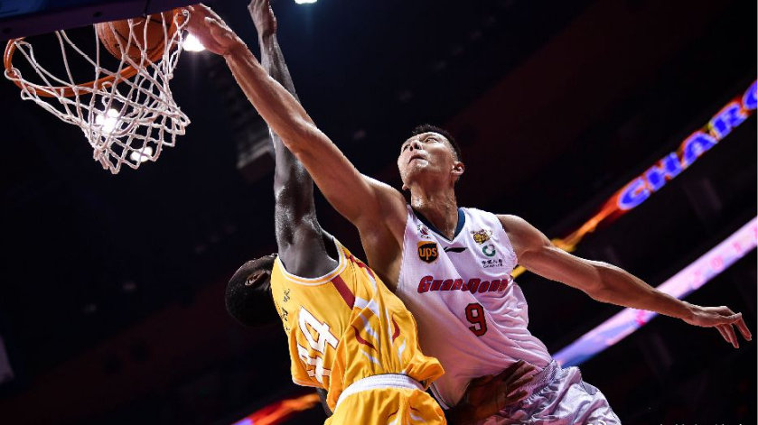 当我看完这5张照片，才彻底相信 易建联天赋是黄种人天花板