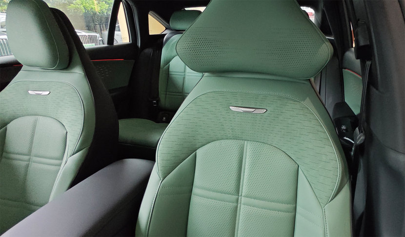 续航破800km,零百3s级,TA和小米SU7怎么选?红旗EH7到店实拍