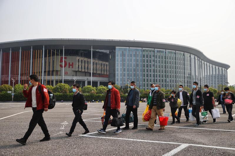 不得阻拦!上海最大方舱“四叶草”1.2万康复者出院回家休闲区蓝鸢梦想 - Www.slyday.coM 不得阻拦!上海最大方舱“四叶草”1.2万康复者出院回家休闲区蓝鸢梦想 - Www.slyday.coM