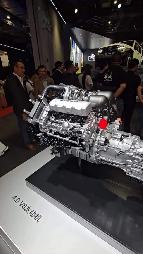 V8兄弟们V8~胖哥第一视角带你看长城首款4.0T V8发动机