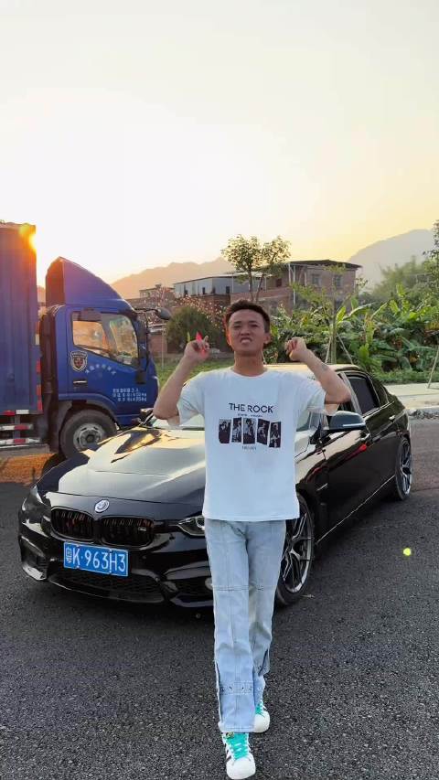 视频：年纪轻轻开三系跟谁相处都有戏：你问我如何选择，我肯定选宝马三系咯