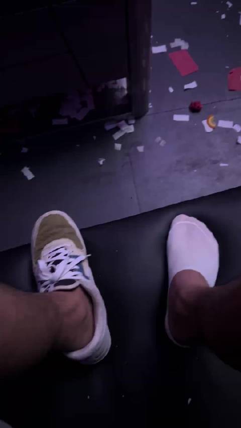 麻烦DJ把音乐关一哈，我鞋子找不着了..