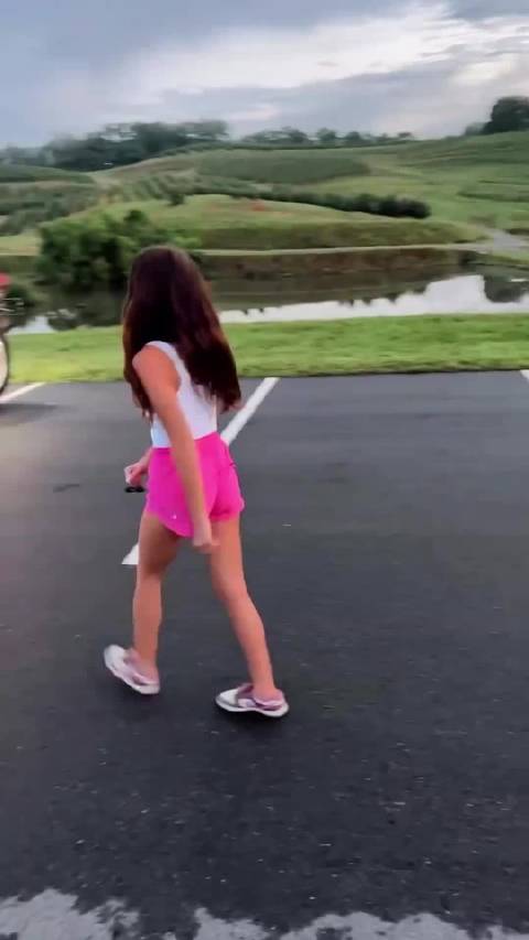 看看小姐姐怎么上车的