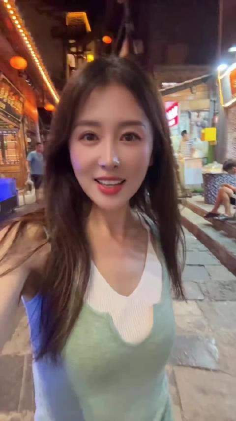 奔赴一场芙蓉镇的夜，瀑布为幕，灯火为缀，太美了