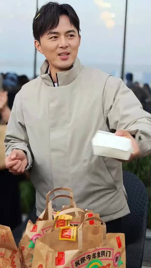 叶祖新为粉丝放饭忙不停