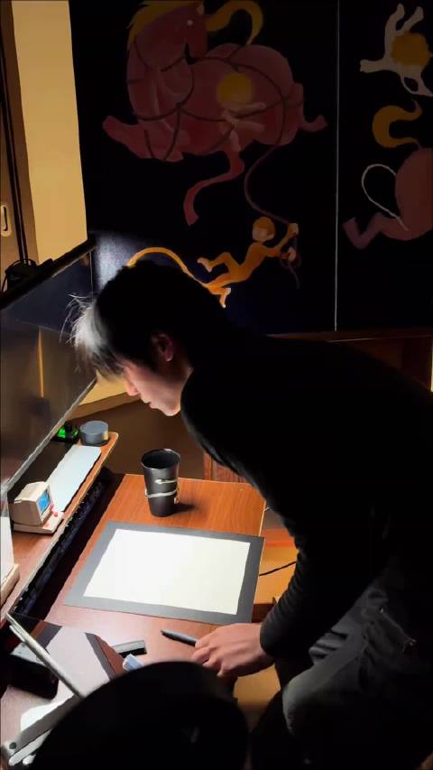 蔡徐坤速写作品引发粉丝共鸣