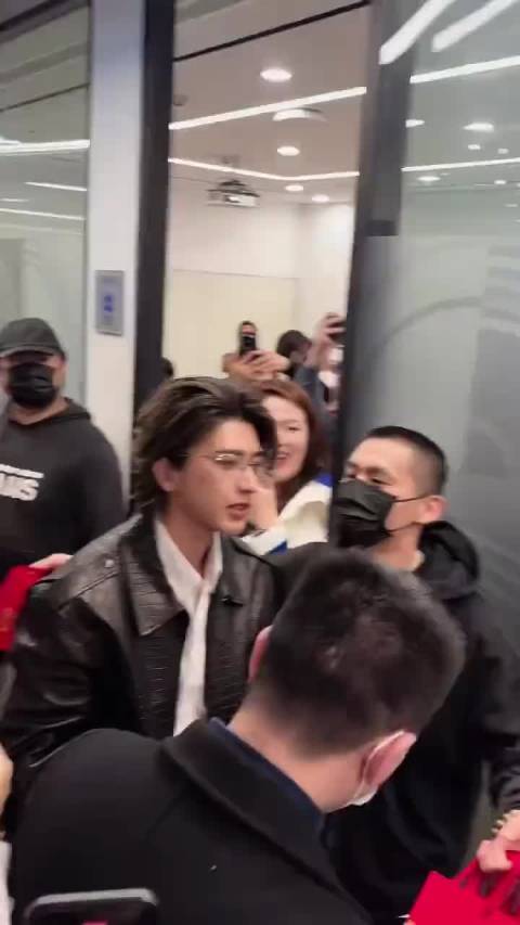 蔡徐坤去腾讯扫楼了！