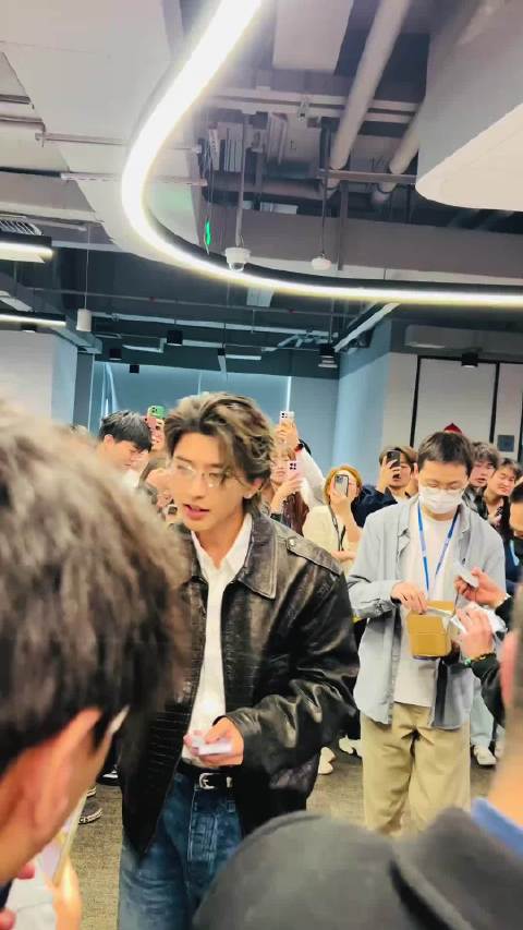 上着班，坤坤空降扫楼探班，这是什么神仙待遇啊！过大年啦！