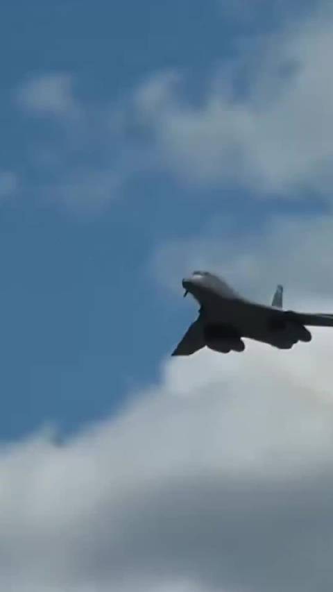 美军B-1B轰炸机携狙击手吊舱自英国基地起飞执行伊朗空袭任务