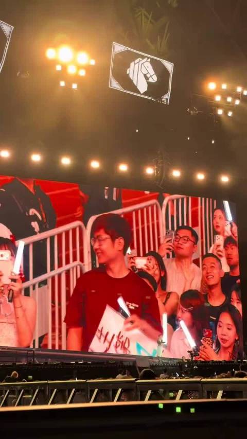内娱第一恋爱脑李荣浩，在演唱会给粉丝转钱第一人。一听说人家看过杨丞琳演唱会就咔咔转200块钱，爱妻狂魔太权威了。这个世
