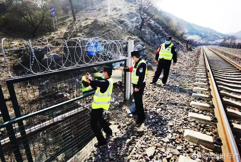 路地护航“开往春天的花海列车”休闲区蓝鸢梦想 - Www.slyday.coM 路地护航“开往春天的花海列车”休闲区蓝鸢梦想 - Www.slyday.coM