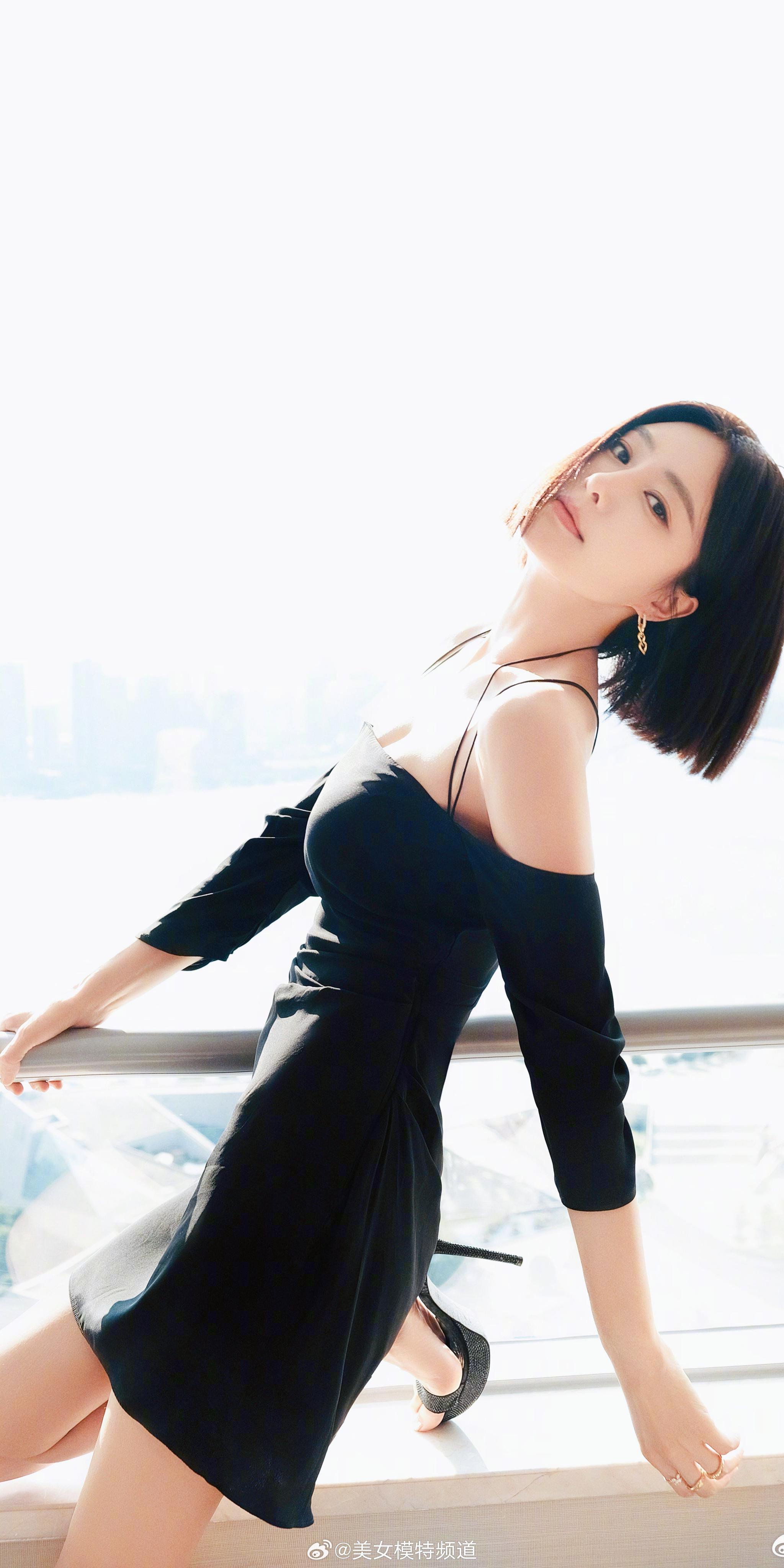 秦岚黑色抹胸短裙