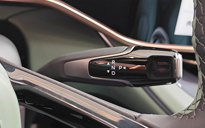 续航破800km,零百3s级,TA和小米SU7怎么选?红旗EH7到店实拍