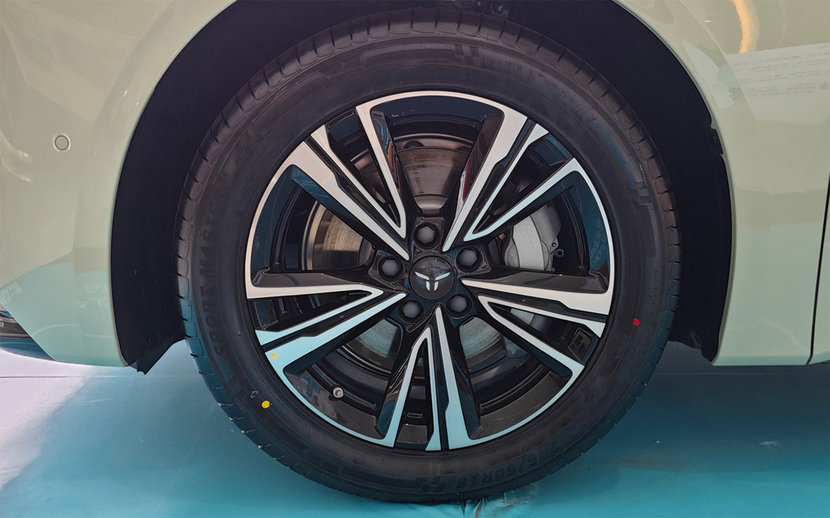 续航破800km,零百3s级,TA和小米SU7怎么选?红旗EH7到店实拍