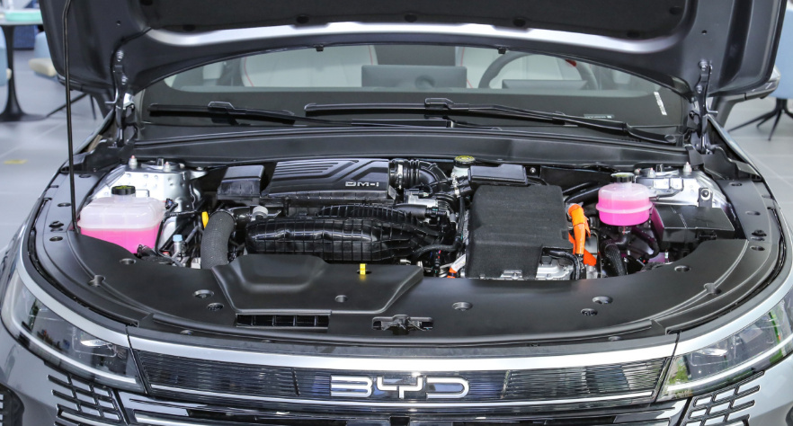 新车角逐 比亚迪驱逐舰05对比长安UNI-V