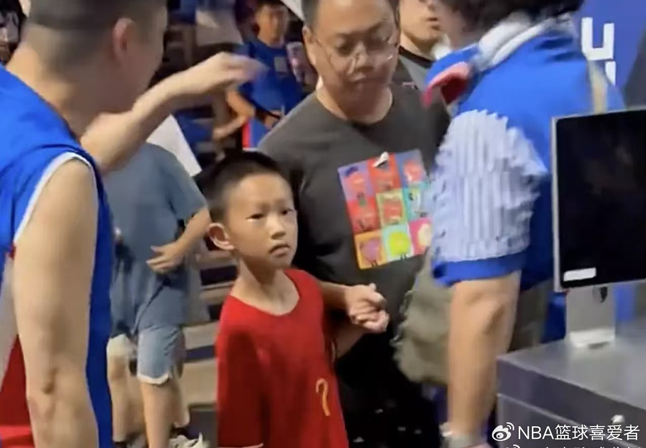 武磊连夜寻人，辱骂穿武磊球衣小球迷，申花球迷会被如何处罚？