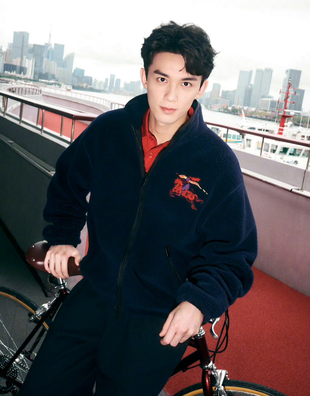 吴磊、张婧仪Burberry新春系列大片，好喜庆啊！