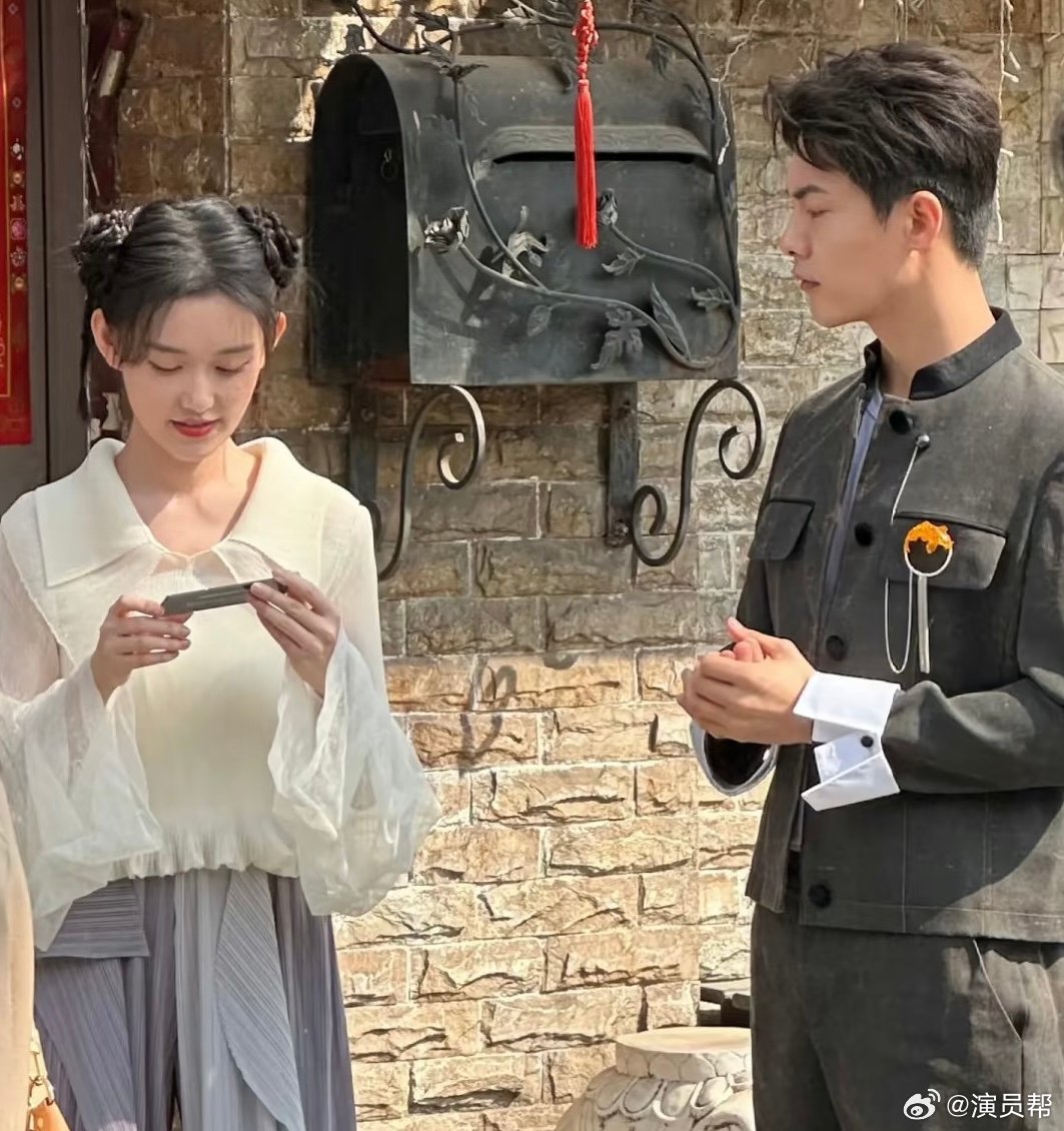 蒋依依睡得香香的，完全没发现马天宇就在旁边，这偶遇也太逗了！