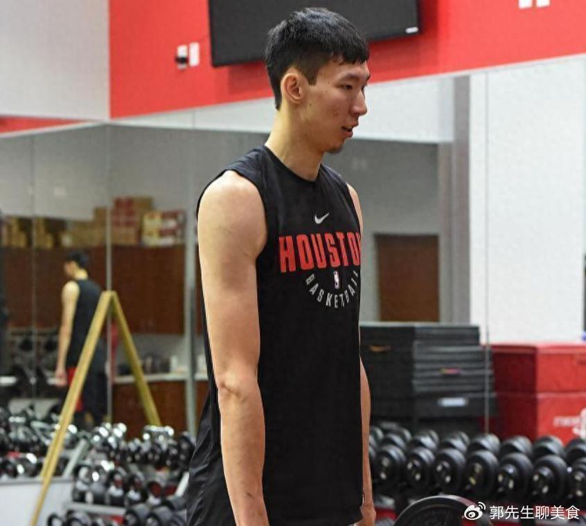 周琦二头肌，易建联二头肌，姚明二头肌，没有对比就没有尴尬！