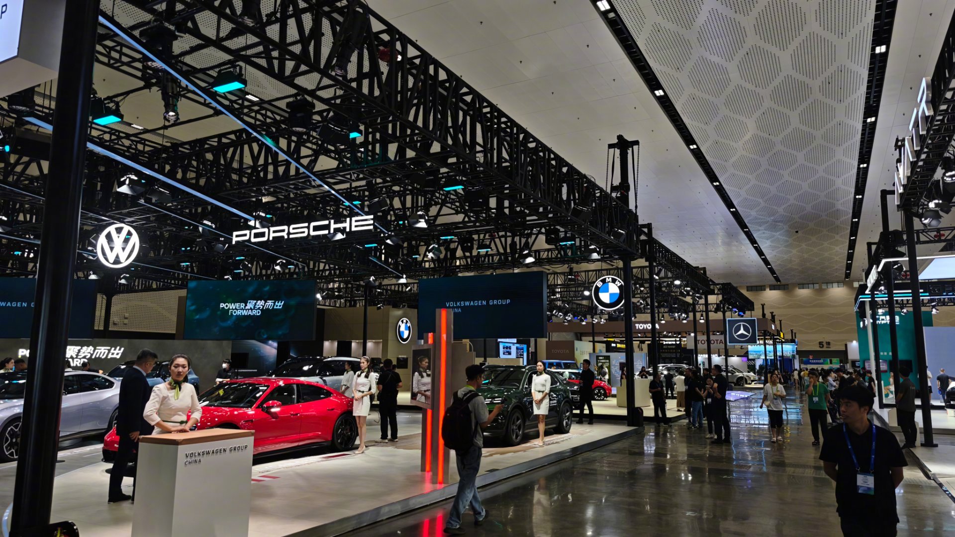 不光各家的新能源产品也齐聚海口了