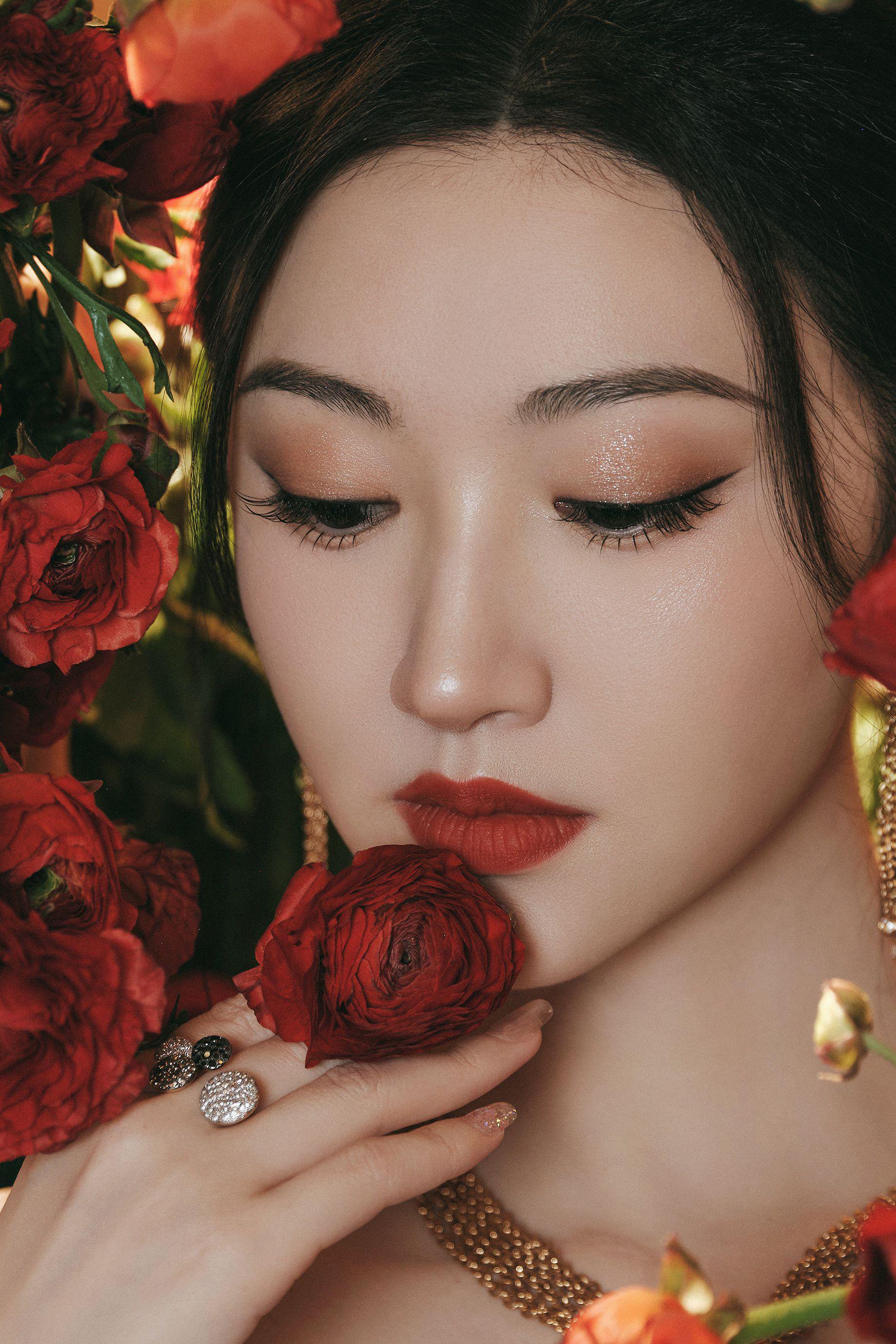 烛光为幕，华光注解， ​瞬间定义璀璨，静立于此， 自成焦点！