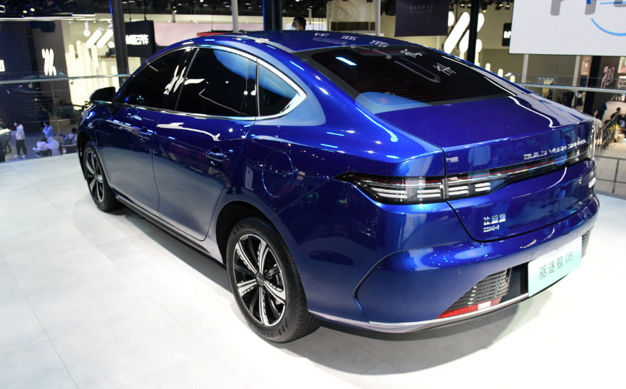 新车角逐 比亚迪驱逐舰05对比长安UNI-V