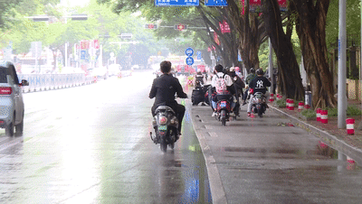 一天内多路段出现油污,电动自行车频频中招摔倒休闲区蓝鸢梦想 - Www.slyday.coM 一天内多路段出现油污,电动自行车频频中招摔倒休闲区蓝鸢梦想 - Www.slyday.coM