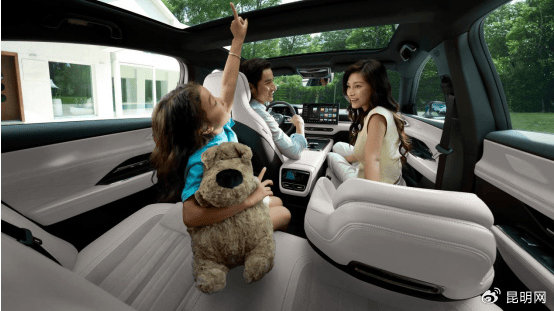 马自达EZ-6再掀B级纯电市场风暴 鹭羽白内饰焕新上市