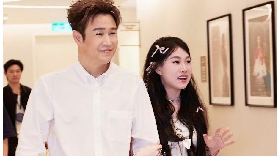 18岁沈佳润挽小沈阳亮相！亭亭玉立眼里有光