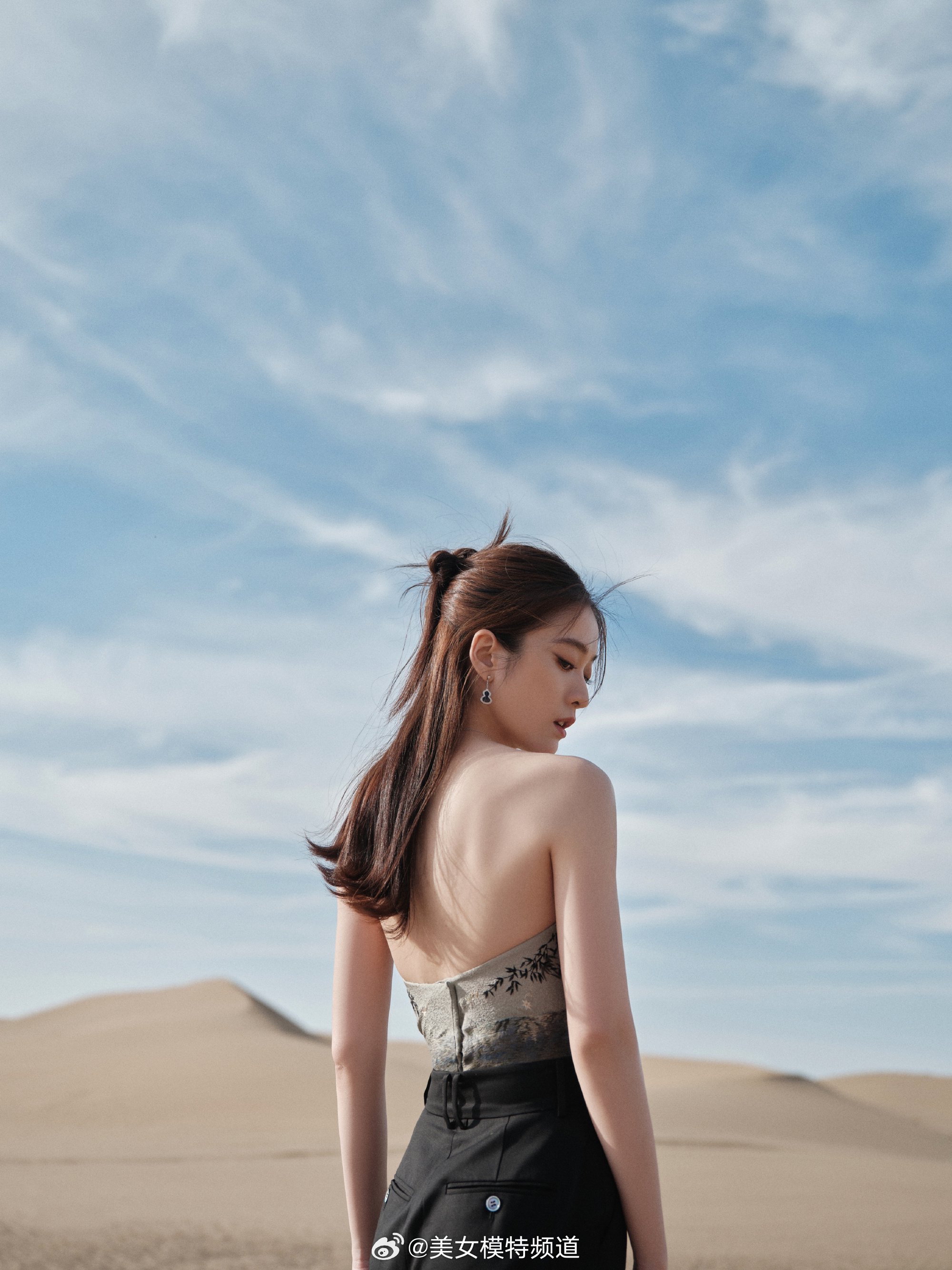 张雪迎抹胸裙沙漠大片