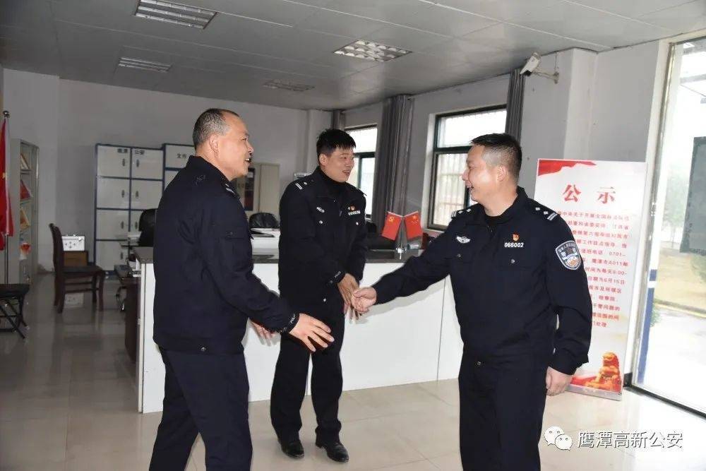 大年初一,刘小华走访慰问一线值班执勤民警休闲区蓝鸢梦想 - Www.slyday.coM 大年初一,刘小华走访慰问一线值班执勤民警休闲区蓝鸢梦想 - Www.slyday.coM