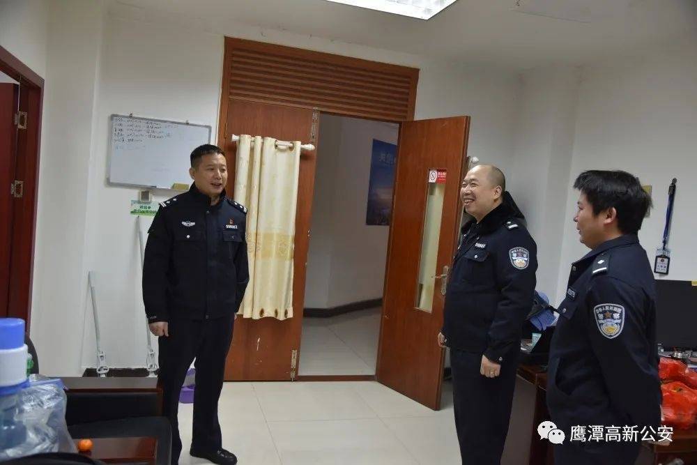 大年初一,刘小华走访慰问一线值班执勤民警休闲区蓝鸢梦想 - Www.slyday.coM 大年初一,刘小华走访慰问一线值班执勤民警休闲区蓝鸢梦想 - Www.slyday.coM