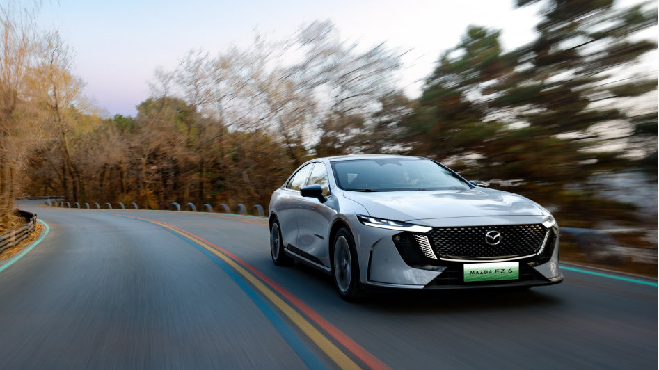 掀翻牌桌！9.98万元起，长安马自达EZ-6实力开卷