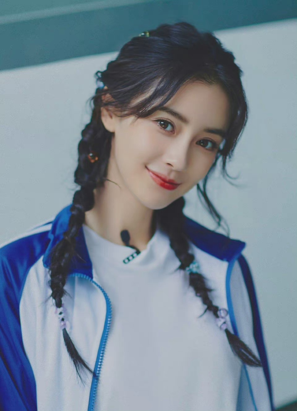 angelababy新发型图片,angelababy卷发发型图片 angelababy最新写真身穿蓝白校服搭配麻花辫发型