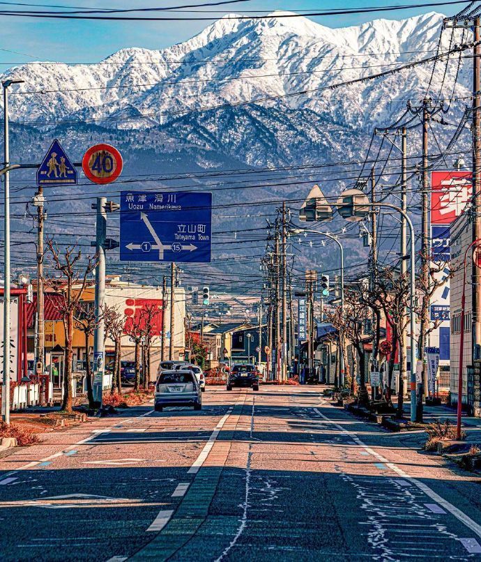 日本富山县一个被山海环绕的慢悠悠城镇
