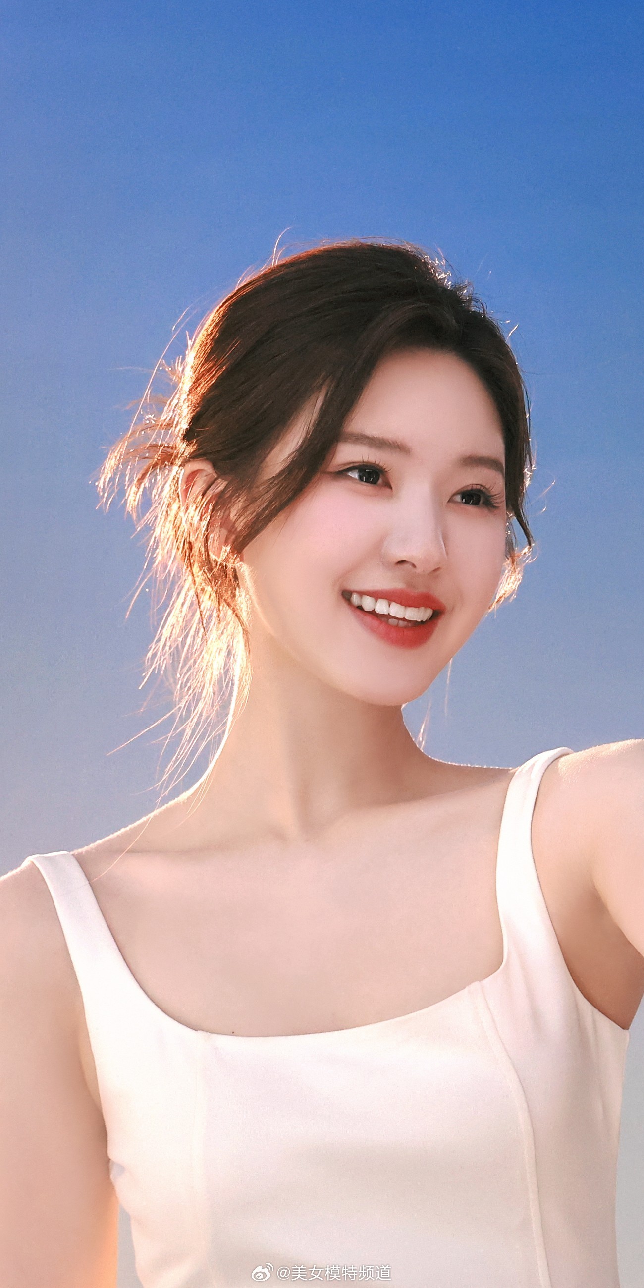 赵露思品牌代言美照白色吊带