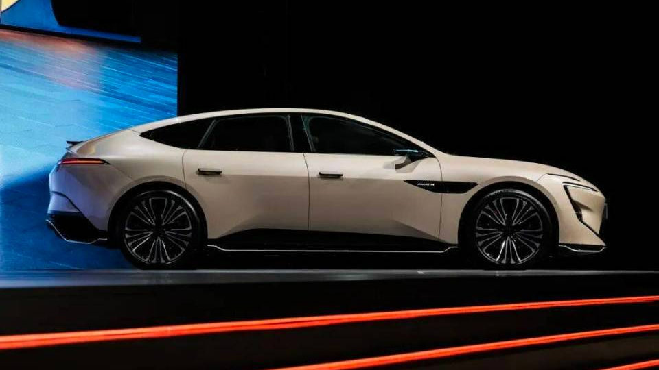 25.99万的阿维塔12四激光版，将谁按在地上摩擦？